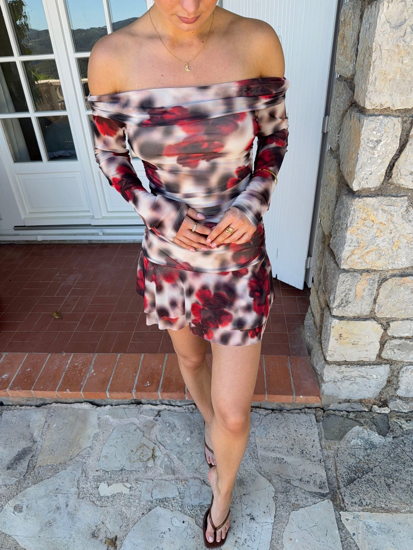 Chila jurk met bloemen – Wit/zwart/rood