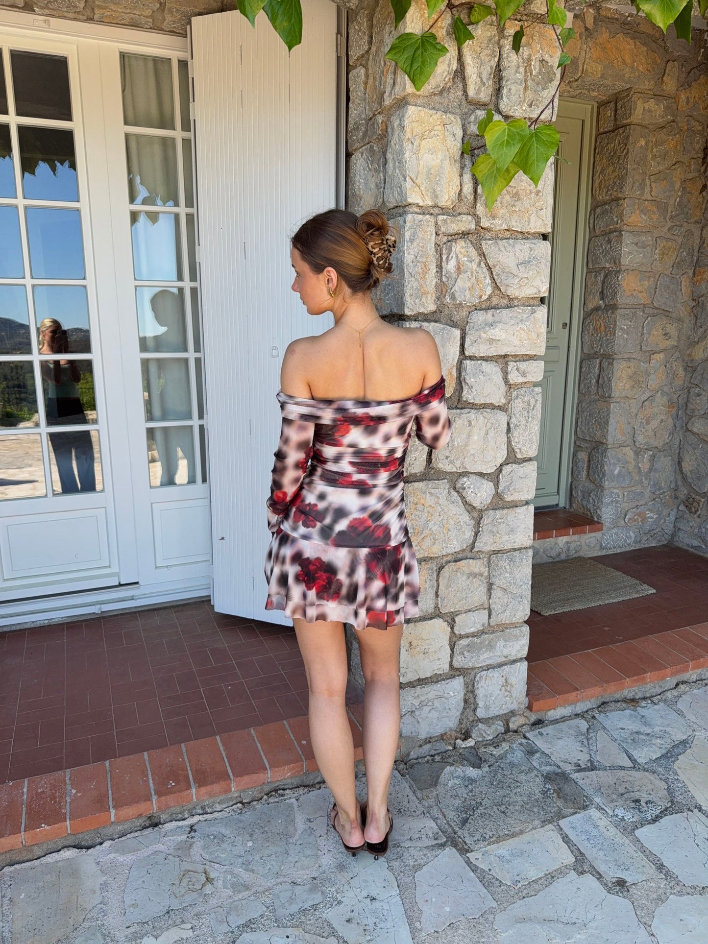 Chila jurk met bloemen – Wit/zwart/rood